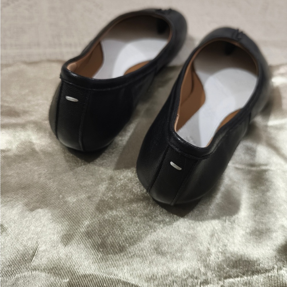 Maison Martin Margiela Black Split-Toe Leather Ballet Flats - Picture 8 of 11